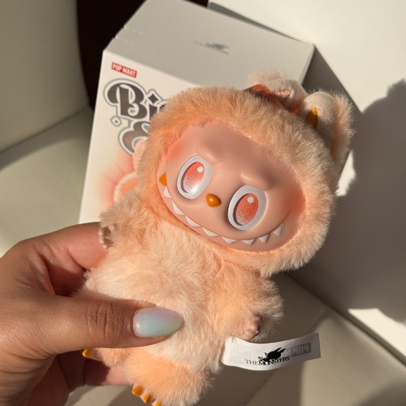 THE MONSTERS Big into Energy Series - Vinyl Plush Pendant HAPPINESS - Picture 2 of 7